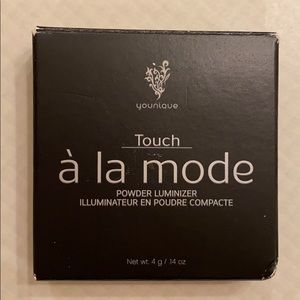 Younique Touch a la mode powder luminizer